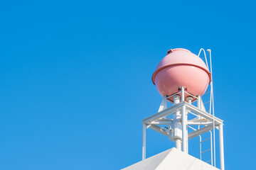 【生活】青空の下のピンク色の屋上の貯水槽　貯水タンク	