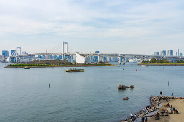 【東京都】都市風景 お台場海浜公園とレインボーブリッジ
