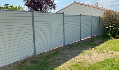 clôture de jardin de maison en gris  - 436879720