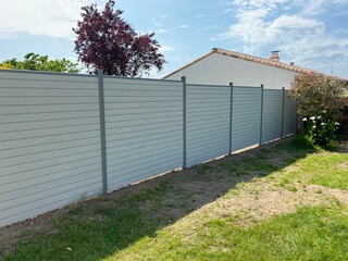 clôture de jardin de maison en gris  - 436879735