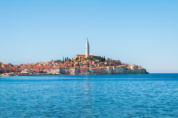 Fototapeta na wymiar Cozy and quiet town of Rovinj with beautiful colorful houses on the Istrian peninsula, Adriatic sea