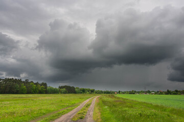 Fototapeta na wymiar Burzowe chmury nad rozległą równiną.