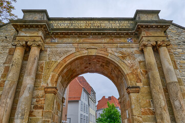 Fototapeta na wymiar Historischen Kriegerdenkmal und Tor in Osnabrück