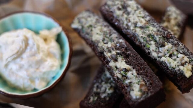 rye bread croutons with garlic and tar-tar sauce