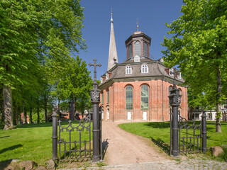 Kirche Rellingen sonnig entzerrt