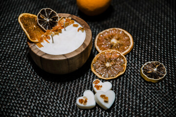 Fototapeta na wymiar Velas aromáticas de naranja cítrico y lavanda, bombones de olor hecho con cera para decorar. 