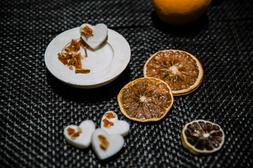 Obraz na płótnie Canvas Velas aromáticas de naranja cítrico y lavanda, bombones de olor hecho con cera para decorar. 