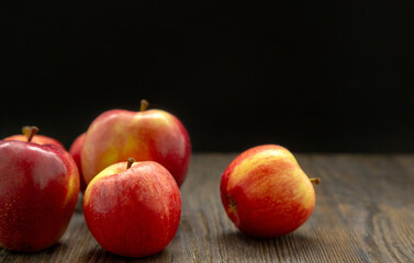 Fototapeta na wymiar Red ripe juicy apples on a wooden table