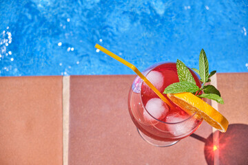 Vista superior de un cocktail al borde de una piscina