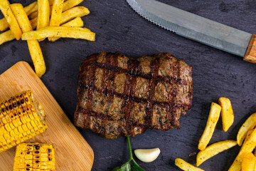 plato de carne asada con papas y maiz