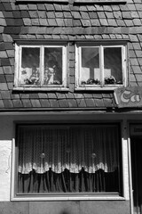 Alte Vorhänge und Gardinen im Fenster eines ehemaligen Café in der Altstadt der alten Hansestadt...