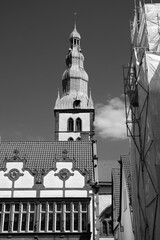 Altbausanierung mit Baugerüst und Kirchturm von St. Nicolai im Sommer bei Sonnenschein am...