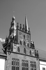 Detailaufnahme des historischen Rathaus vor den Kirchtürmen der Kirche St. Nicolai am Marktplatz...