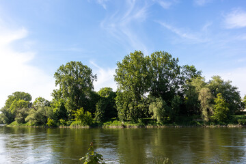 Fototapeta na wymiar Donau im Sommer bei Straubing in Niederbayern