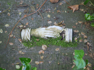 sculpture of two hands on a tomb on an old cemetry