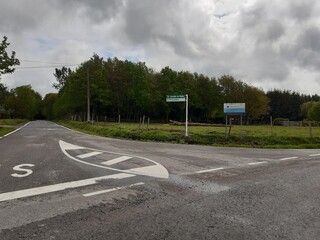 Cruce de dos carreteras rurales en Galicia