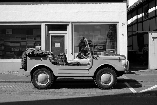 DKW Munga Gel&auml;ndewagen mit Dreizylinder Zweitaktmotor der F&uuml;nfzigerjahre und Sechzigerjahre am 30.05.2021 in der Altstadt von Lemgo bei Detmold in Ostwestfalen-Lippe in traditionellem Schwarzwei&szlig;