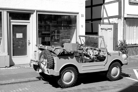 DKW Munga Gel&auml;ndewagen mit Dreizylinder Zweitaktmotor und offenem Verdeck am 30.05.2021 in der Altstadt von Lemgo bei Detmold in Ostwestfalen-Lippe, fotografiert in traditionellem Schwarzwei&szlig;