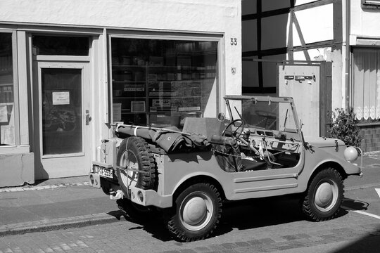 DKW Munga Gel&auml;ndewagen mit Dreizylinder Zweitaktmotor und offenem Verdeck am 30.05.2021 in der Altstadt von Lemgo bei Detmold in Ostwestfalen-Lippe in klassischem Schwarzwei&szlig;