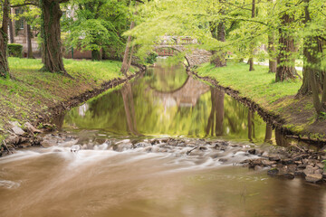 Mostek nad rzeką Czerna Mała w parku dworskim w Iłowej.