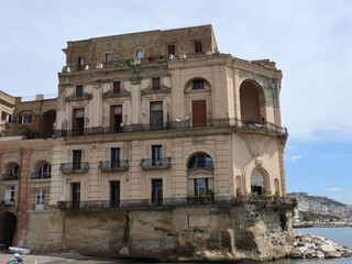 Fototapeta premium Napoli - Palazzo Donn'Anna dalla scogliera del Lido Sirena