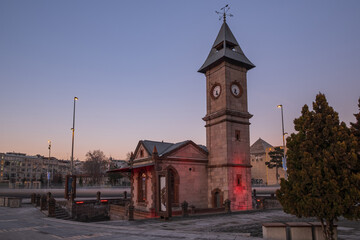 Obraz premium Kayseri, Turkey - february 2021: Cumhuriyet Square and clock tower in Kayseri City of Turkey at sunset.