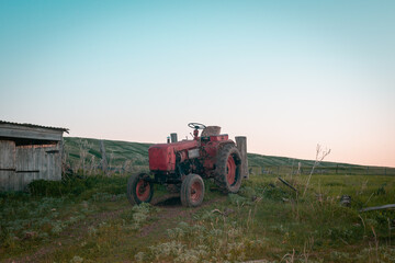 Obraz premium An old tractor at a summer cottage.