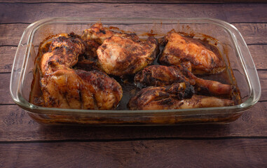Pyrex tray with chicken seasoned in the oven in pieces.
