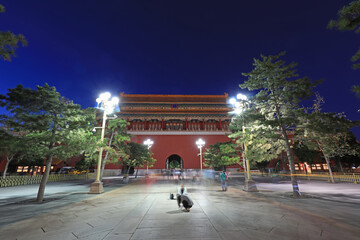 Obraz premium Night view of end door of the Forbidden City in Beijing