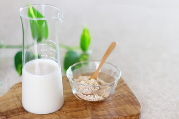 グラスに入ったオートミルクとオーツ麦