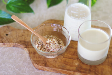 オーツ麦とグラスに入ったオートミルク
