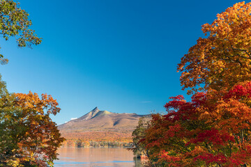 秋の大沼国定公園紅葉の大沼と北海道駒ケ岳