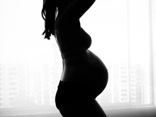 Maternidad. Mujer en embarazo sesión de estudio. Tercer trimestre. - obrazy, fototapety, plakaty