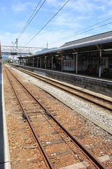 Fototapeta premium 線路とプラットホームのある風景