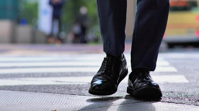歩くビジネスマンの足元