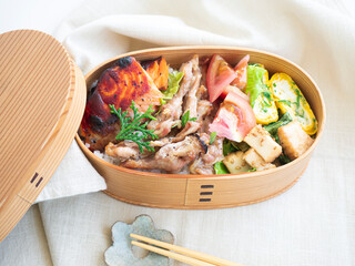 塩鮭とせせりと卵焼きの入った曲げわっぱのお弁当