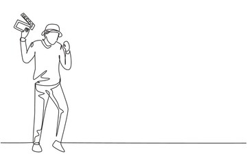 Single continuous line drawing film director stands with celebrate gesture holding clapperboard and prepare camera crew for shooting at studio. Dynamic one line draw graphic design vector illustration - obrazy, fototapety, plakaty