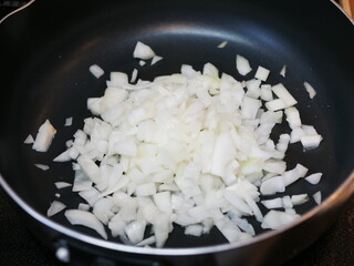 炒める前のタマネギのみじん切り