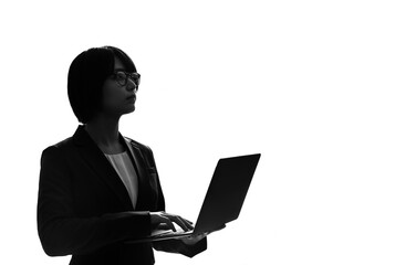 ノートパソコンを使う女性のシルエット