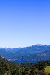 Paisaje patagónico con lago y bosque