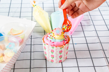 making DIY cupcakes