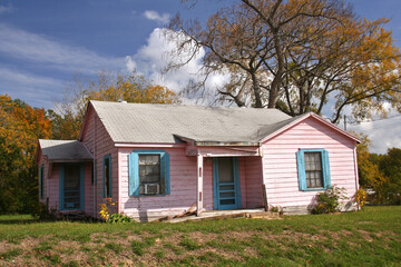 Fototapeta na wymiar Abandoned Pink House in Rural Countryside Eastern Texas