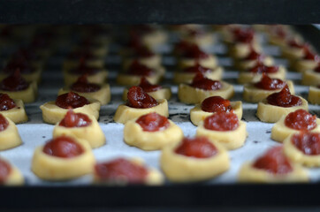 Horneando pepas, galletas dulces con dulce de membrillo	
