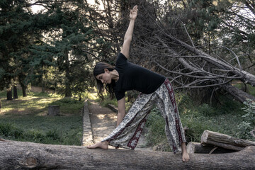 hermosa mujer haciendo yoga en el parque