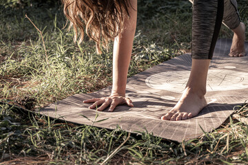 hermosa mujer haciendo yoga en el parque