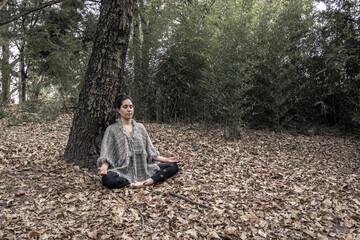 Fototapeta premium hermosa mujer haciendo yoga en el parque