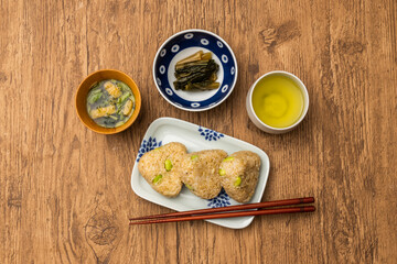 玄米おにぎり　Japanese lunch brown rice rice ball 