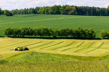 Landwirtschaft mit Feldarbeit - Mähdrescher und Traktor bei der Ernte