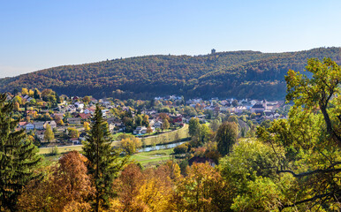 Fototapeta na wymiar Herbstlicher Ausblick auf das idyllisch gelegene Sollnhofen im Naturpark Altmühltal 