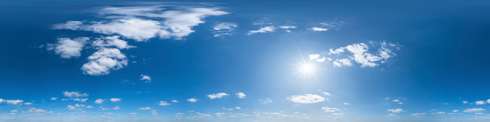 Naklejka na ściany i meble Nahtloses Panorama mit leicht bewölktem Himmel - 360-Grad-Ansicht mit schönen Cumulus-Wolken zur Verwendung in 3D-Grafiken als Himmelskuppel oder zur Nachbearbeitung von Drohnenaufnahmen 